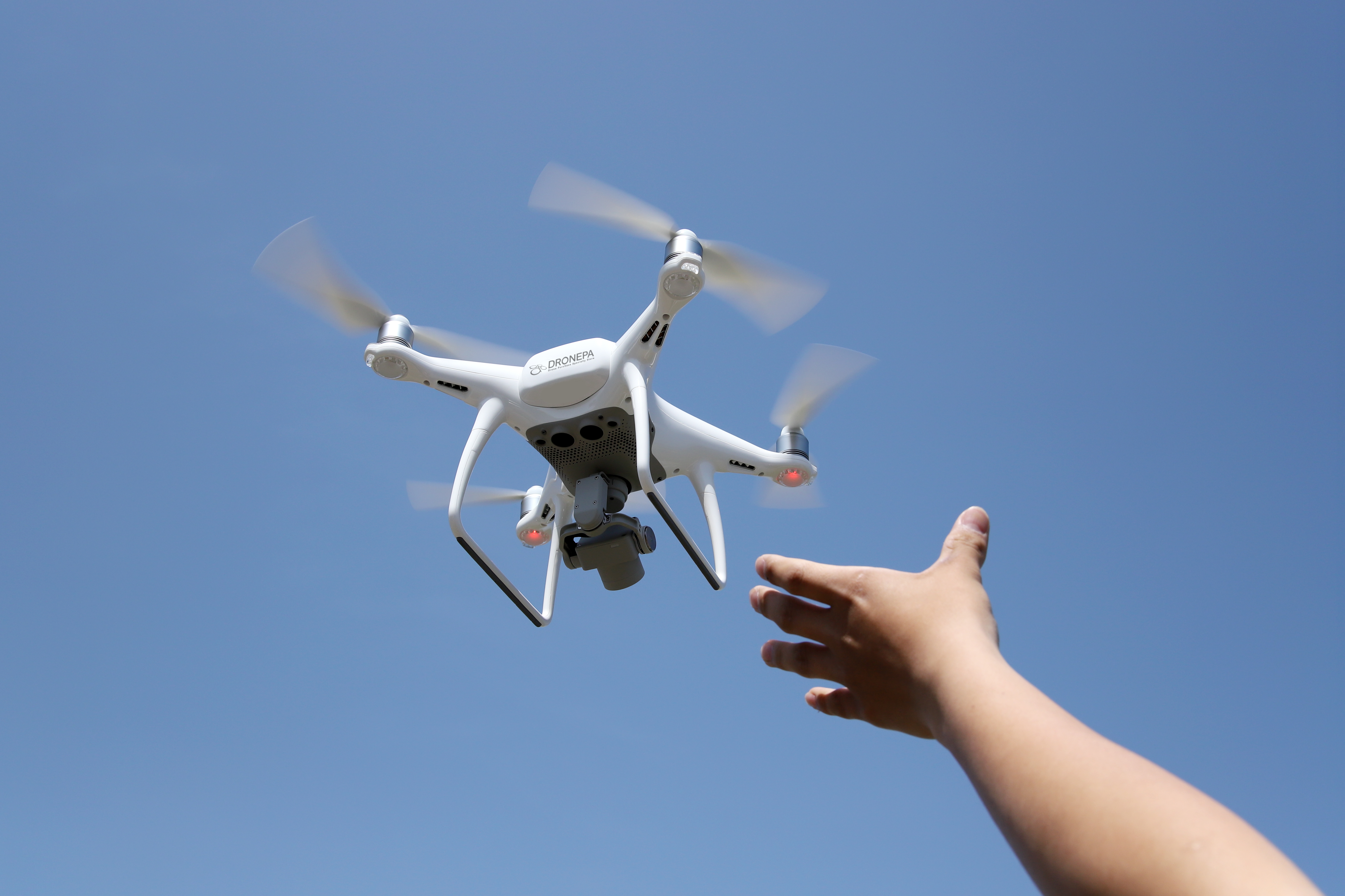 ドローンの飛んでる写真